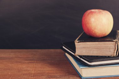 Elma ve tahta arka plan ile kitapları