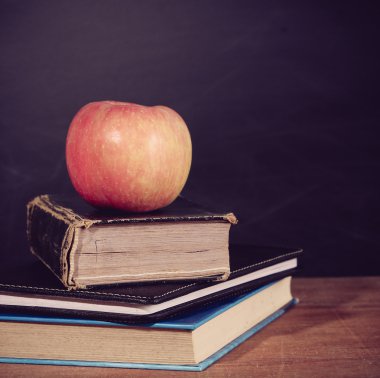 Elma ve tahta arka plan ile kitapları
