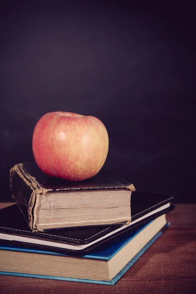 Apple og Bøker med Blackboard-bakgrunn – stockfoto