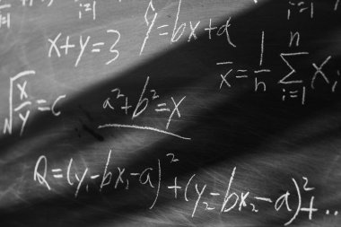 Kara tahta arka plan üzerinde matematik formülleri