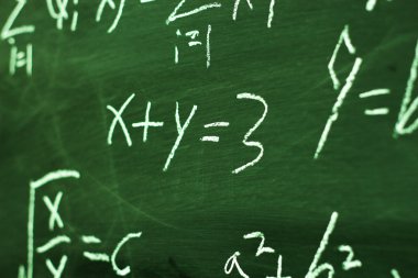 Kara tahta arka plan üzerinde matematik formülleri