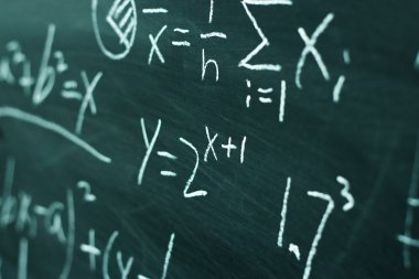 Kara tahta arka plan üzerinde matematik formülleri