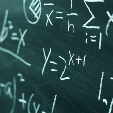 Kara tahta arka plan üzerinde matematik formülleri