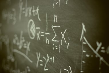 Kara tahta arka plan üzerinde matematik formülleri