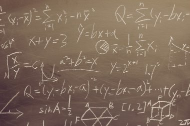Kara tahta arka plan üzerinde matematik formülleri
