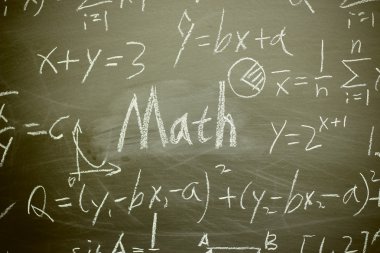 Kara tahta üzerinde bazı formüller matematik metni