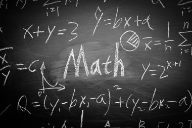 Kara tahta üzerinde bazı formüller matematik metni