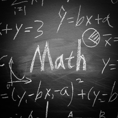 Kara tahta üzerinde bazı formüller matematik metni