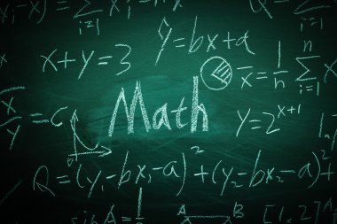 Kara tahta üzerinde bazı formüller matematik metni