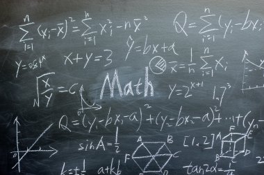 Kara tahta üzerinde bazı formüller matematik metni