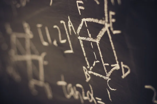 Fórmulas matemáticas sobre fondo de pizarra — Foto de Stock