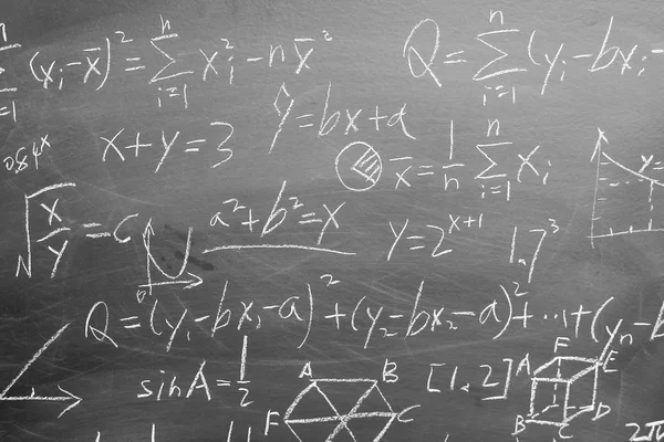 Kara tahta arka plan üzerinde matematik formülleri — Stok fotoğraf