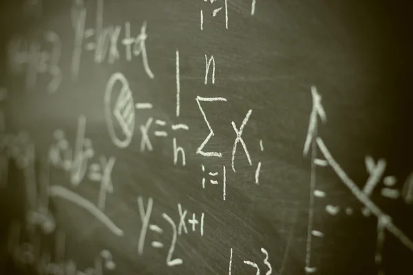 在黑板背景的数学公式 免版税图库照片