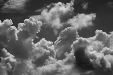 siyah ve beyaz bulutlar