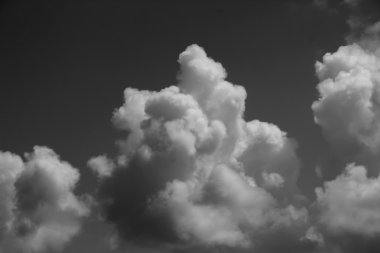 siyah ve beyaz bulutlar