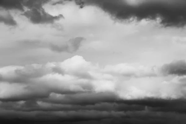 Svarta och vita moln — Stockfoto