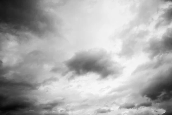 Черно-белые облака — стоковое фото