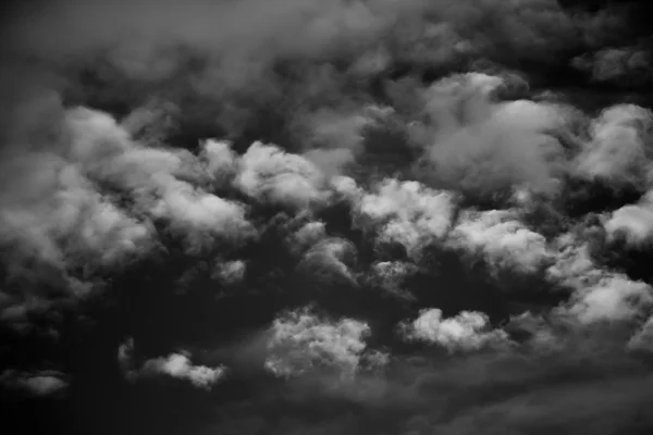 黑白云 — 图库照片