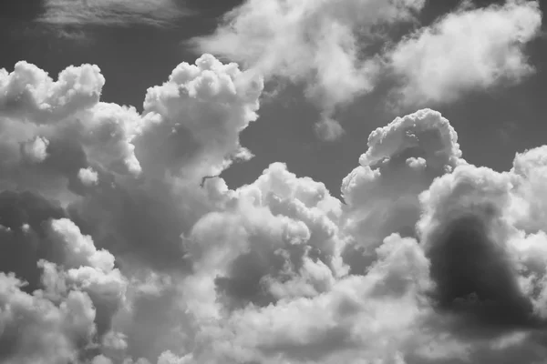 Nubes blancas y negras — Foto de Stock