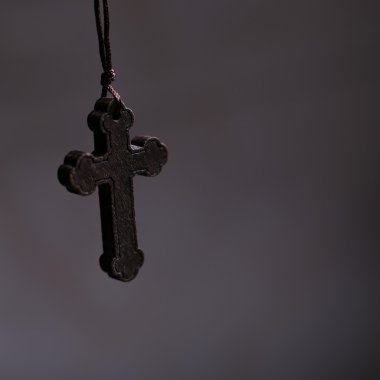 Koyu arka plan ile çapraz