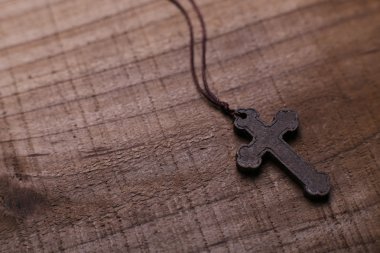 Ahşap arka plan üzerinde çapraz