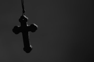 Koyu arka plan ile çapraz