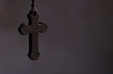 Koyu arka plan ile çapraz