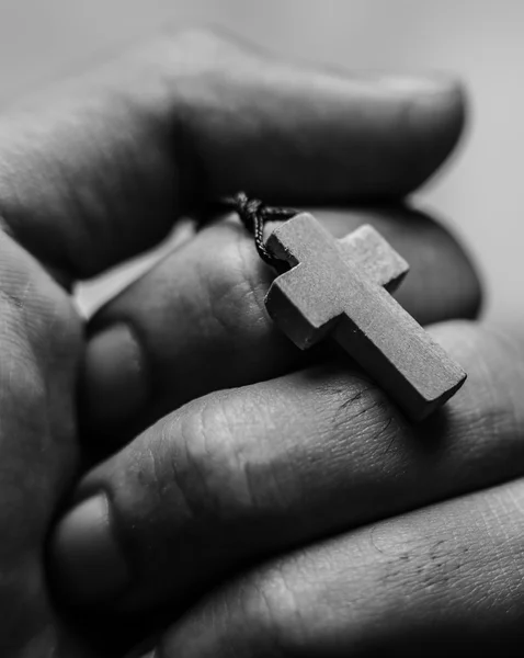 La mano sosteniendo la cruz — Foto de Stock