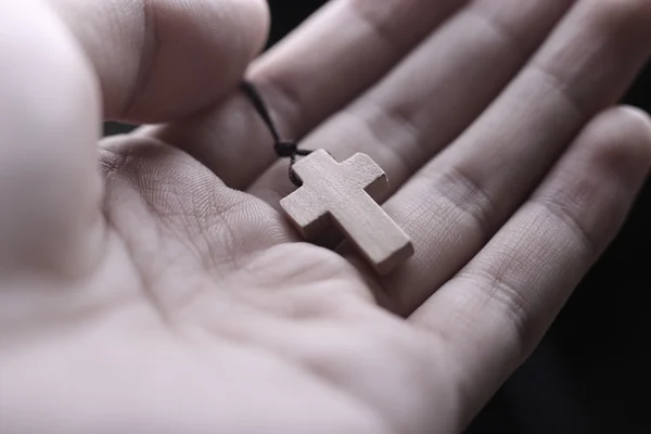 Hand hält das Kreuz — Stockfoto