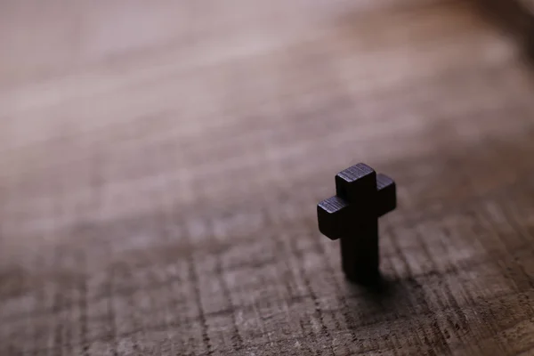 Kříž na dřevěné pozadí — Stock fotografie