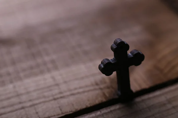 Kříž na dřevěné pozadí — Stock fotografie