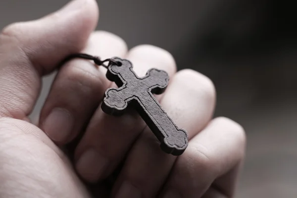 La mano sosteniendo la cruz — Foto de Stock