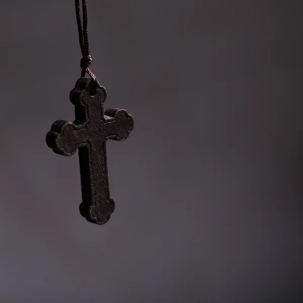 Kreuz mit dunklem Hintergrund — Stockfoto
