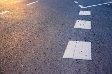 Beyaz çizgi olan yol