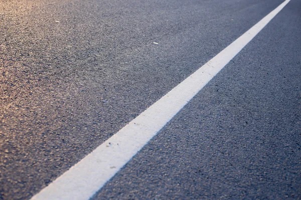 Straße mit weißer Linie — Stockfoto