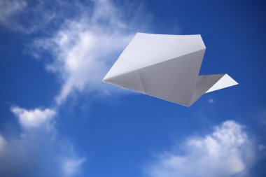 Mavi gökyüzü ile kağıt uçak