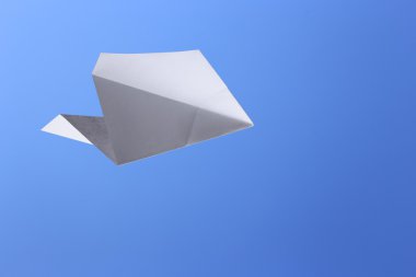 Mavi gökyüzü ile kağıt uçak
