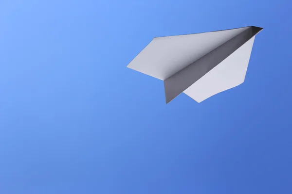 Avión de papel con cielo azul —  Fotos de Stock