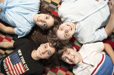 Genç arkadaşlar fotoğraf çekiyorlar. Mutlu yüzler çiziyorlar. Gençlik kuşağı ve arkadaşIık kavramı. 