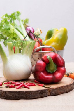 Taze ve çeşitli sebzeler, ahşap bir masada rezene ve domates. Beyaz arka plan. Dikey