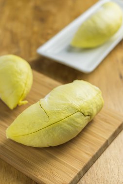 ahşap masa üzerinde sarı durian