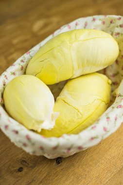 ahşap masa üzerinde sarı durian