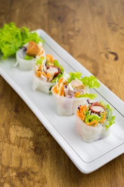 Bölümü bahar rulo, sebze ve şehriye tüp