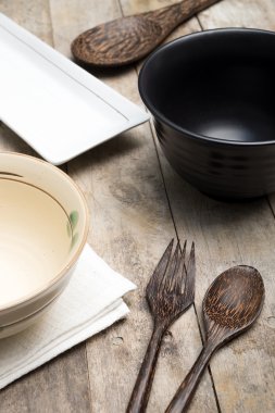 Sofra üzerinde ahşap masa ayarla