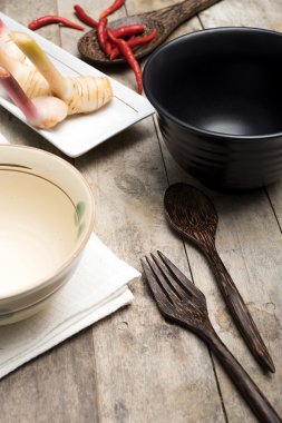 Kırmızı biber ve havlıcan ile ahşap tablo ayarlama sofra