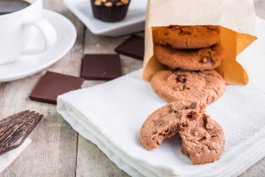 Cookie üzerine beyaz keten peçete ahşap tablo.