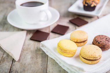 ahşap masa üzerinde kahve macaroons
