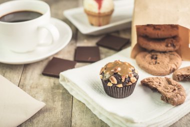 badem Brownie kek üzerine ahşap masa