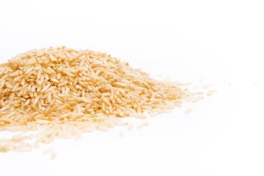 Kahverengi pirinç beyaz üzerine izole edilmiş