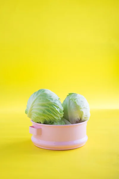 Coles frescas sobre fondo amarillo — Foto de Stock